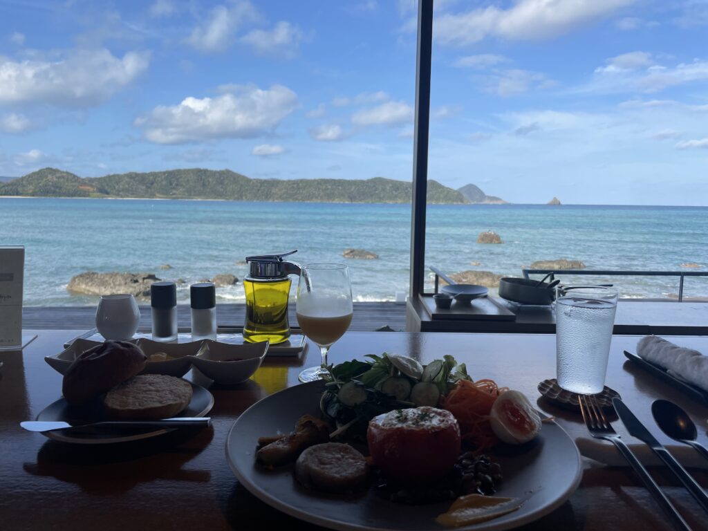 奄美大島の伝泊の朝食と海